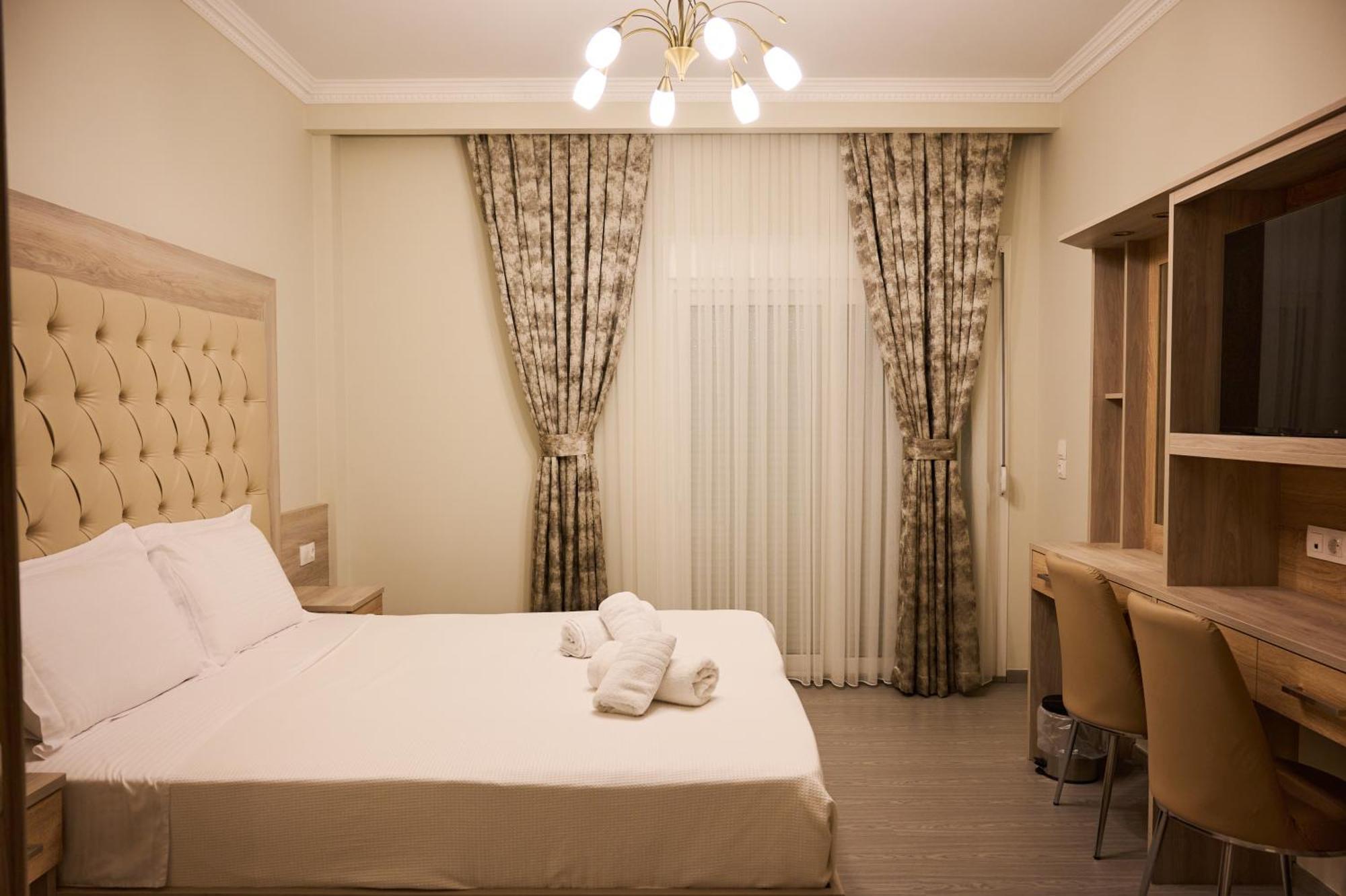 Famissi Suites 1 Kalampáka Ngoại thất bức ảnh