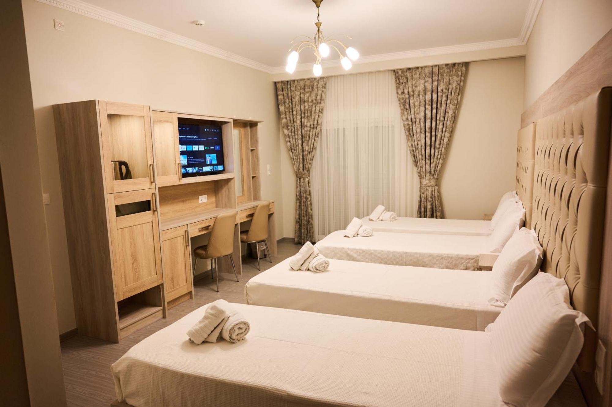Famissi Suites 1 Kalampáka Ngoại thất bức ảnh