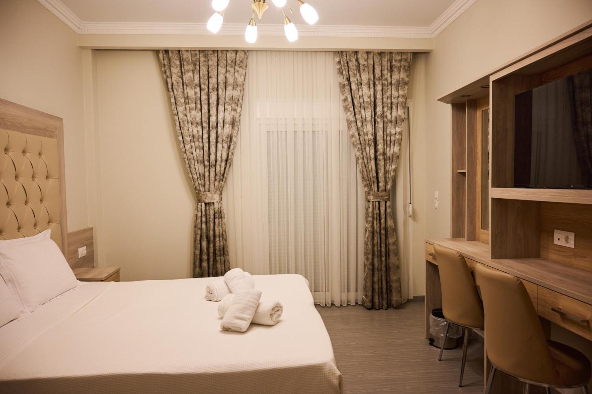 Famissi Suites 1 Kalampáka Ngoại thất bức ảnh